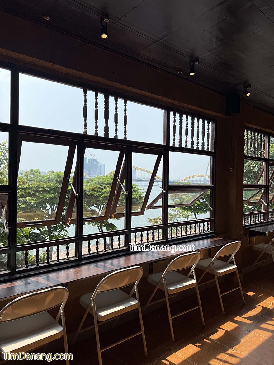 Quán Cafe gần cầu Rồng view sông Hàn Đà Nẵng